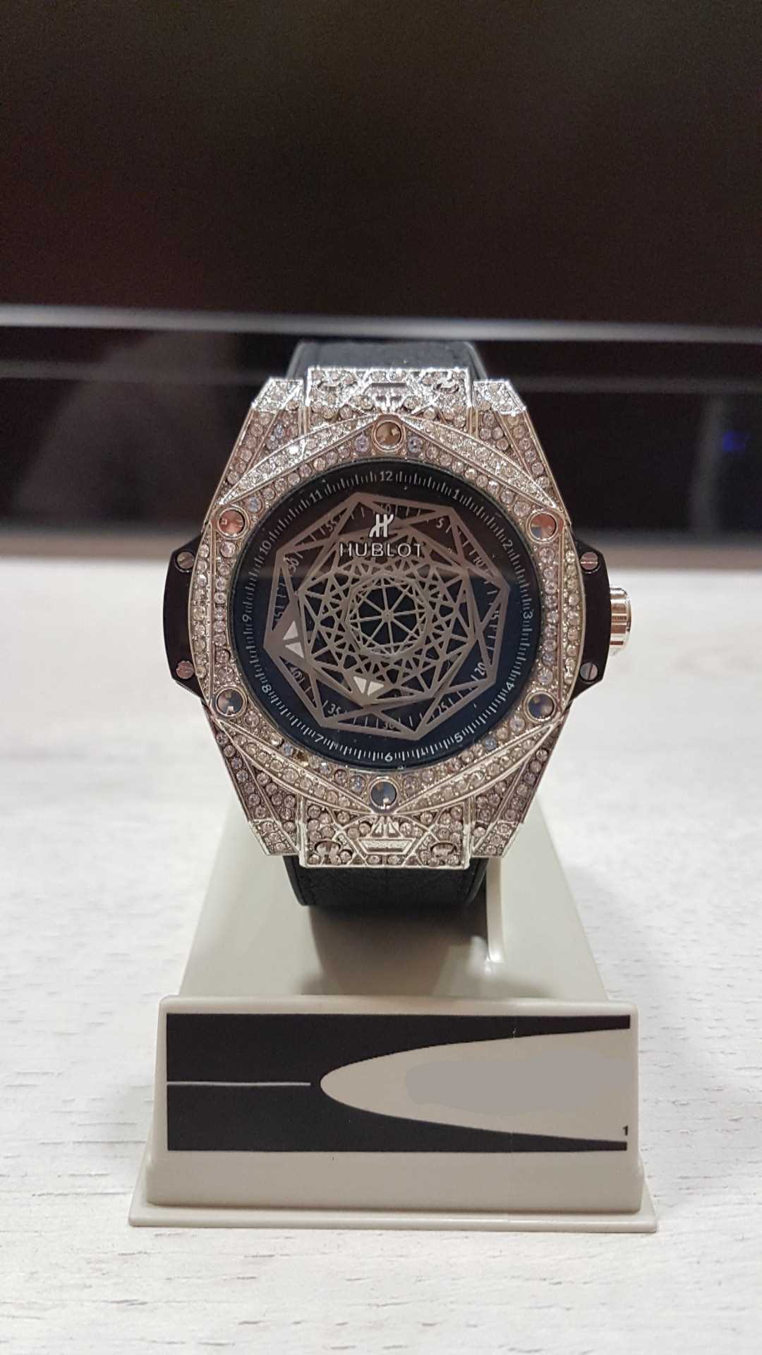 HUBLOT 001 ժամացույց