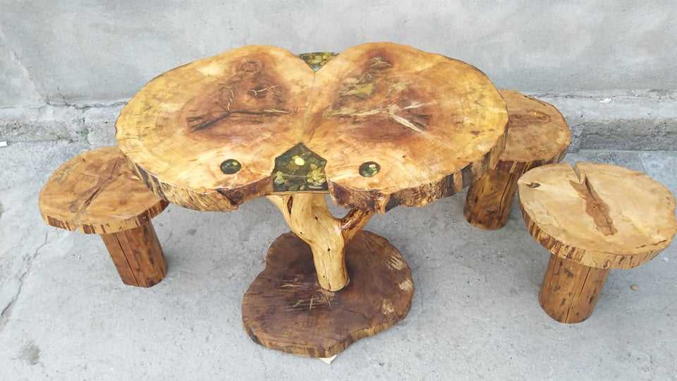Стол и стулья из дерева покрытые эпоксидной смолой