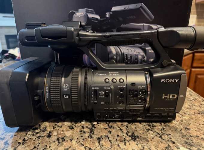 Նոր Sony HDR-AX2000 AVCHD տեսախցիկ