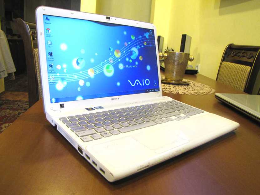 SONY VAIO Original Notebook. Intel 4 Core. 4GB RAM. 500GB HDD. LED 16: 4 Inch