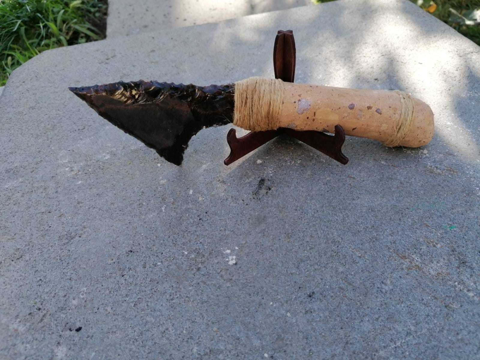 Օբսիդիան քարից պատրաստված դեկորատիվ դանակ