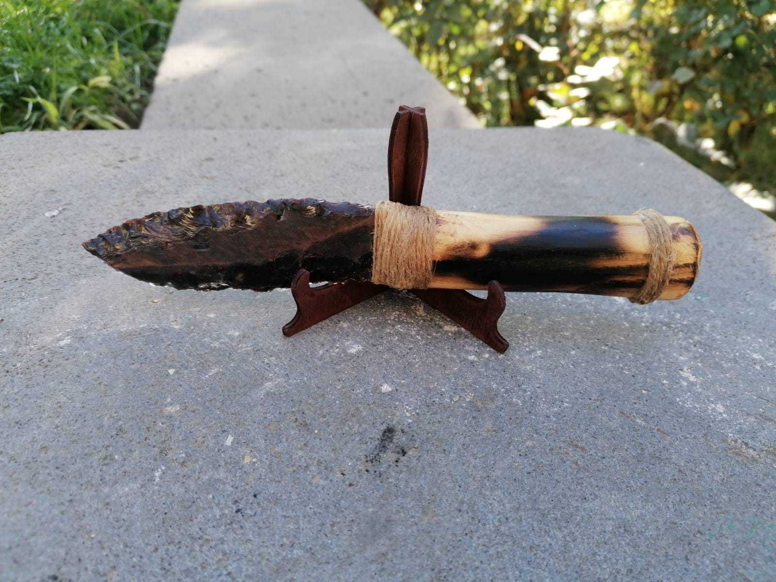 Օբսիդիան քարից պատրաստված դեկորատիվ դանակ