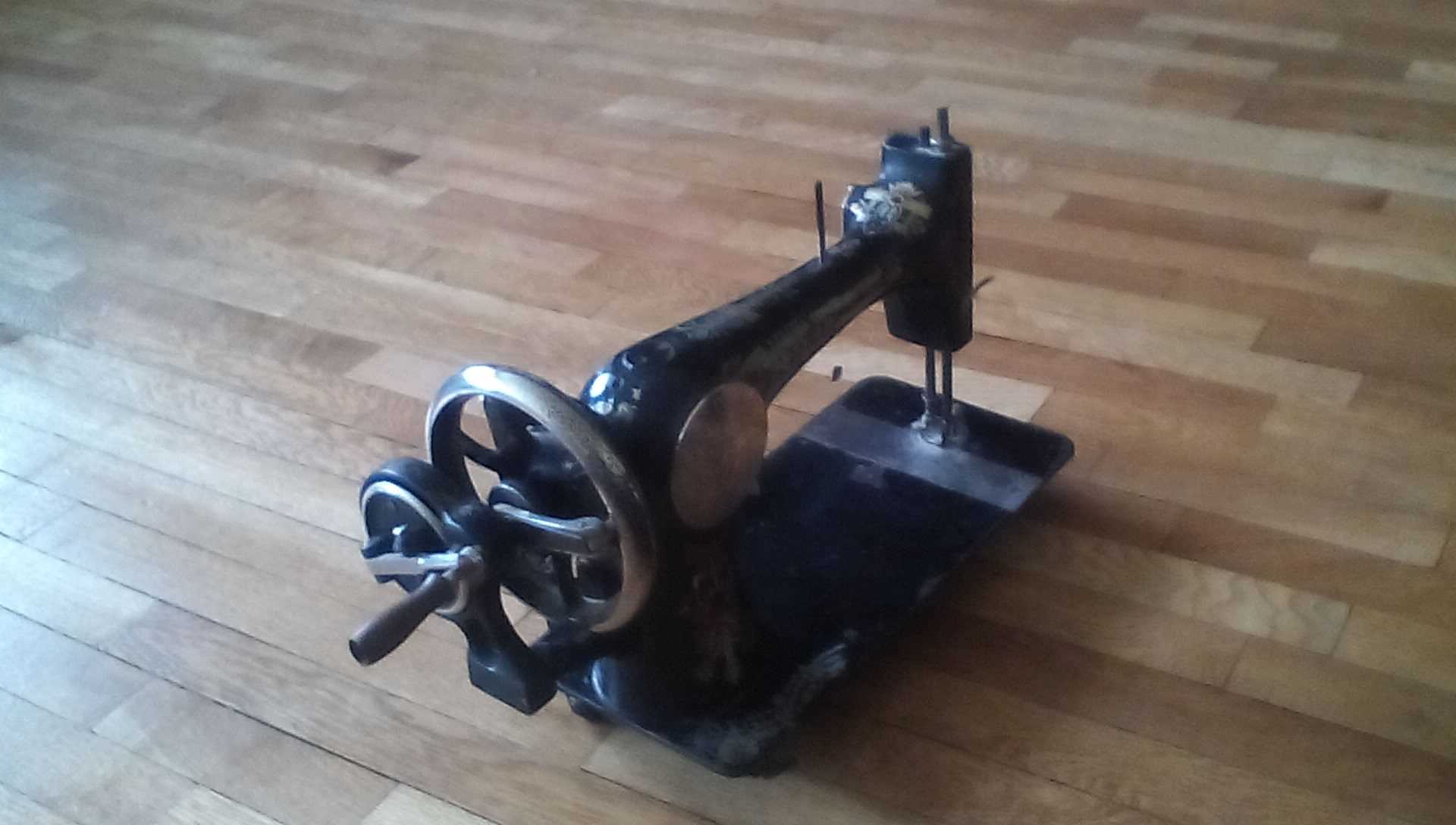 Продаеться швейная машина "KAYSER"  производился 18 веке .